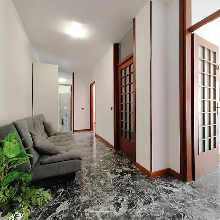 Cost - Free Wifi & 5 Min Centre Apartment